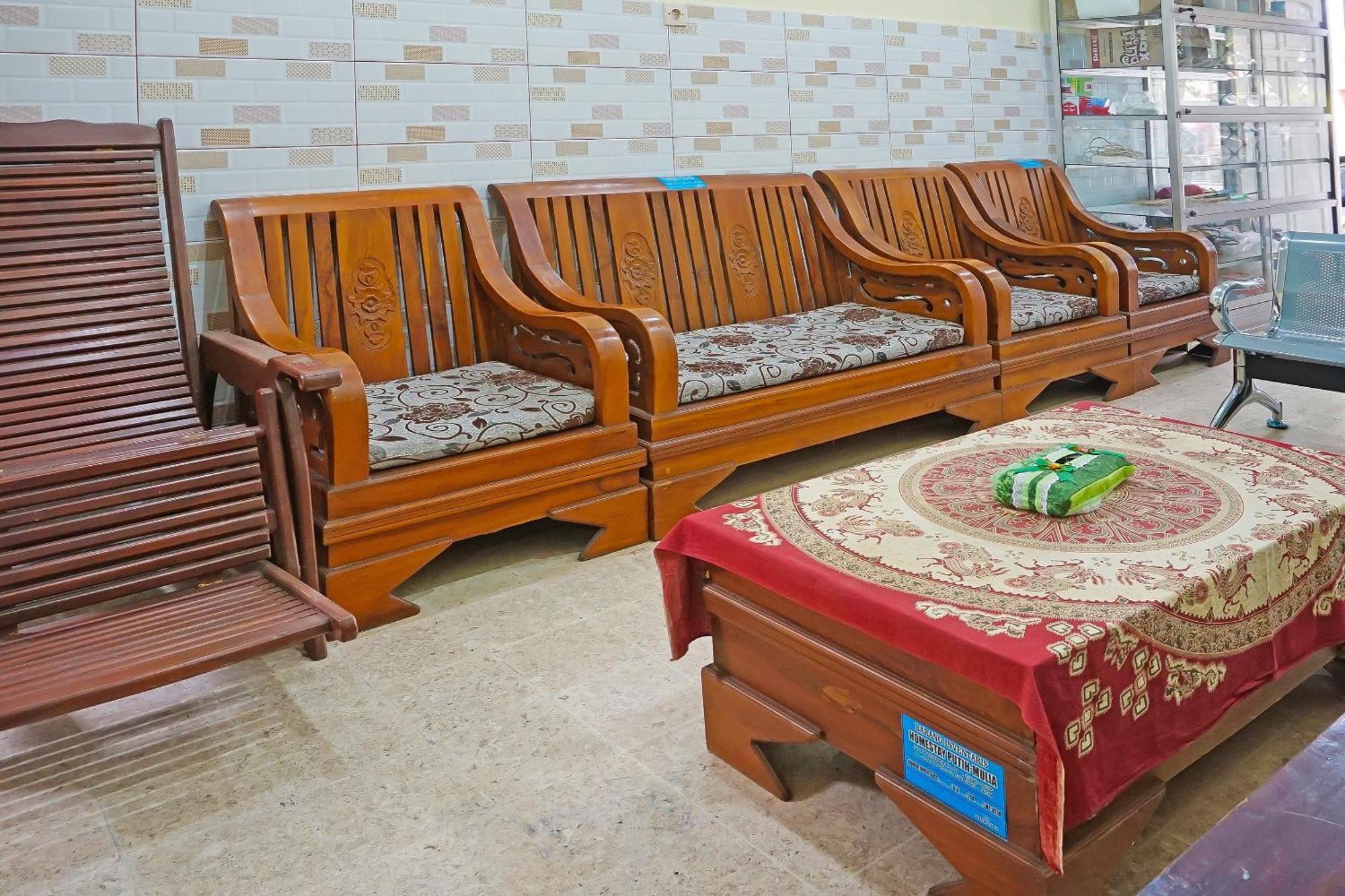 Putih Mulia Homestay Syariah Lumajang Экстерьер фото